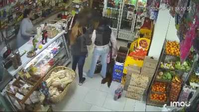 🚨 SE QUISO ROBAR UN FERNET
- Una mujer intentó manotearse una botella de fernet, lo quiso dejar en el carrito del bebé y estrelló el envase contra el piso. Ocurrio en Coronel Pringles 