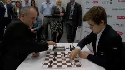 blitz chess: magnus carlsen vs manager espen agdestein - magnus was given 30 seconds on the clock, espen had 3 minutes