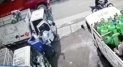 Hincha de Peñarol evita rapiña.