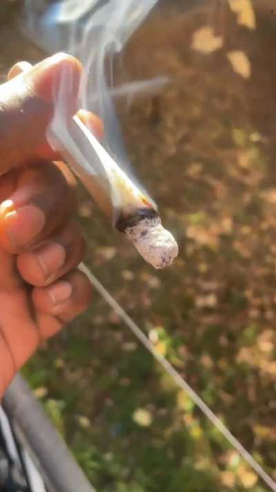 2 gram of white gummy rolled in a Ocb king size paper very white ash( strain + roll in video)