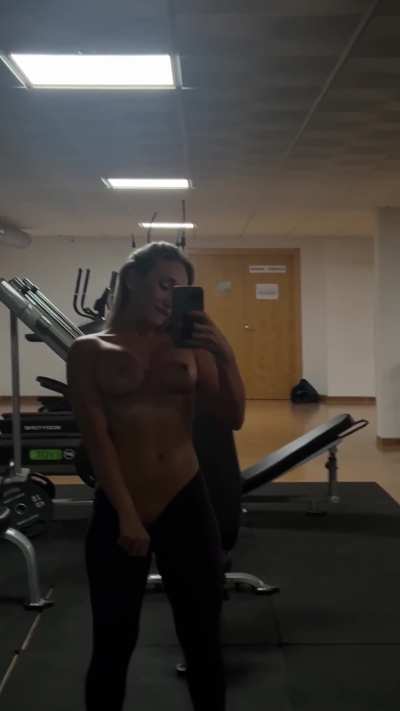 10 PM, gym’s closing, but I dared to go topless [f]