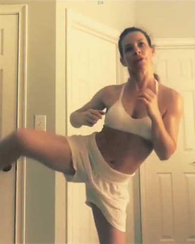 Evangeline Lilly Working Out