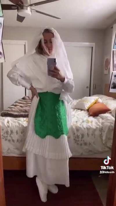 The little apron and the little slippers! 🤣