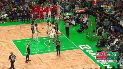 [Highlight] Luke Kornet tries a Kornet Kontest on Bruno Fernando on the final game of the season and ends up with an elbow to the face