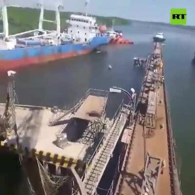 Chinese ship crashing into a pedestrian bridge at the Ecuadorian Naval Shipyard. Ecuador 16/06/2020