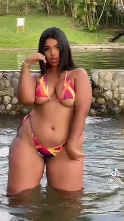 Super thiiiiiiiiiccccck Latina @AngieCoss18