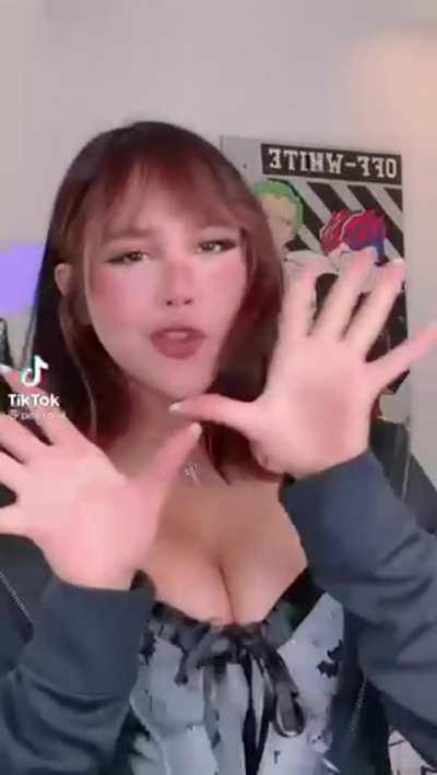 Tits on display and being orally suggestive (worth watching with sound) 🤤😈🔥