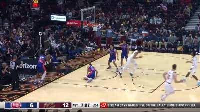 [Highlight] Jarrett Allen posterizes Luka Garza on the lob