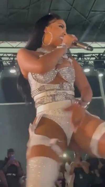 Shenseea looking 🔥🔥 on stage