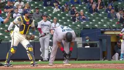 Omar Narváez trolls Jesus Aguilar by telling him it's only ball three.