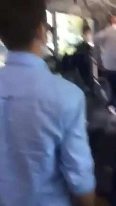 METROBÜSTE BAĞIRA BAĞIRA EZAN OKUYUP NAMAZ KILMAYA BAŞLADI Tımarhane'deyiz artık