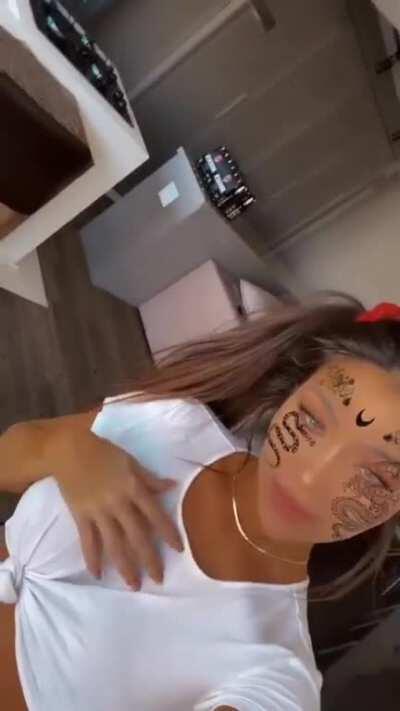 Bianca Anchieta mostrando os peitos em camisa transparente