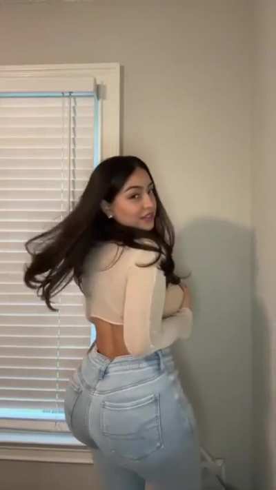 @bombassdeisy Thick Latina ass 😩