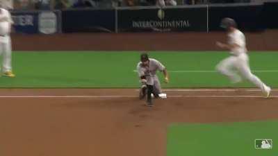 [Highlight] Brandon Crawford makes an incredible blind spin throw to first for the out