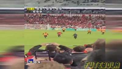 Sonic invadindo a Arena da Baixada e fugindo dos capangas do Dr.Eggman