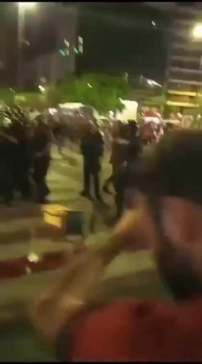 Momento en que se desató la batalla durante la protesta que se desarrollaba en Córdoba