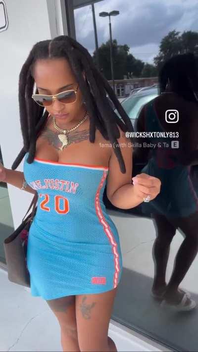 Woman wit Wicks 🔥 or 🚮??