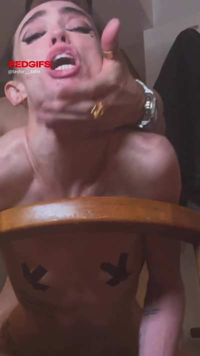 Her eyes stopped functioning 😍