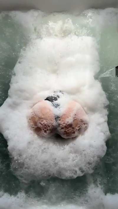 Shaking this fat ass in this bubbly tub 🫧😋