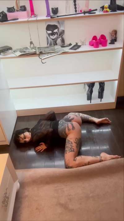 Seducing u with my sexy moves