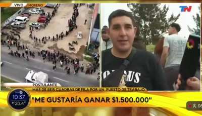 POV Mercado laboral: Más de seis cuadras de fila abajo de la lluvia para conseguir un puesto de trabajo.