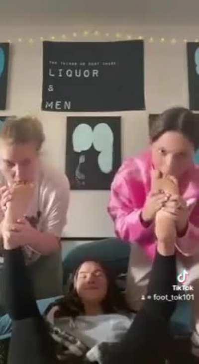 Collage girls worship friend feet