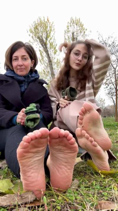 Naughty mother and daughter 😏