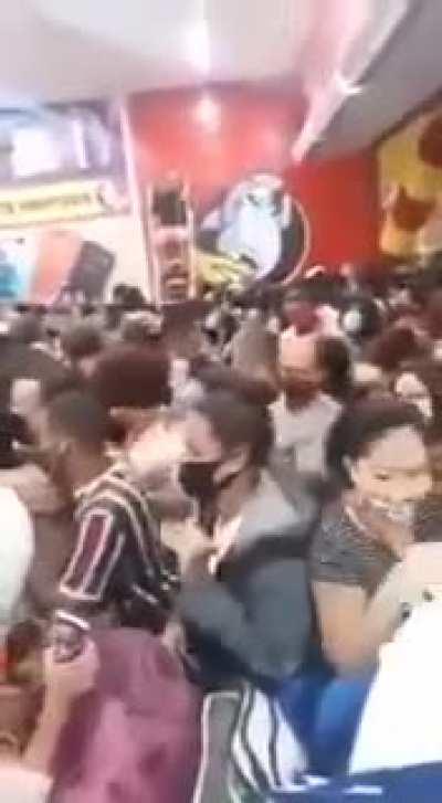 Opening of store in Rio de Janeiro causes agglomeration and rush of customers.