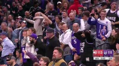 [Highlight] De’Aaron Fox yams on Okongwu