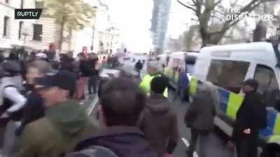 Guy outruns all police in London Anti lockdown Protests