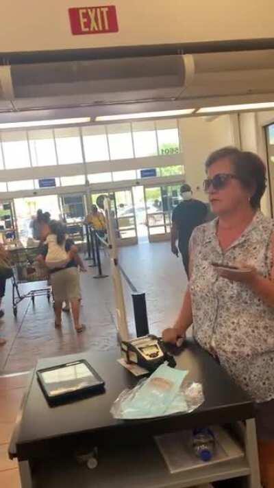 Karen back at it again!! Annoying the general public