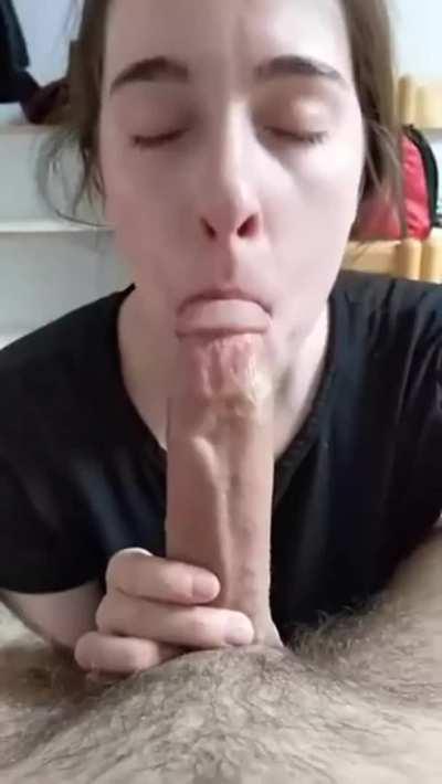 Cute Amateur Goes Deep