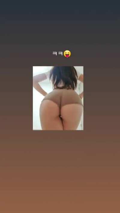 I can’t seem t’edit this properly. This is from her instagram story. If anyone wants t’crop it up to focus on the good stuff then go fer it.