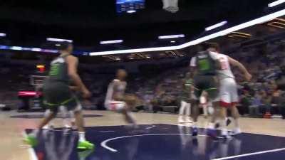 [Highlight] Alperen Sengun telegraphs a smooth behind the back pass to a cutting Josh Christopher for the jam!