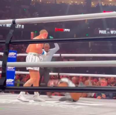 Tyron Woodley’s Head explodes