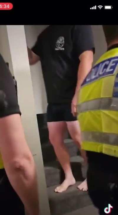 Autistic teenage girl arrested for calling police officer a lesbian 🇬🇧