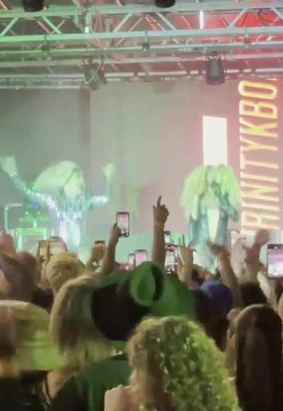 Jan came out at the end of TKB’s set tonight to join her for the Run The World choreo!