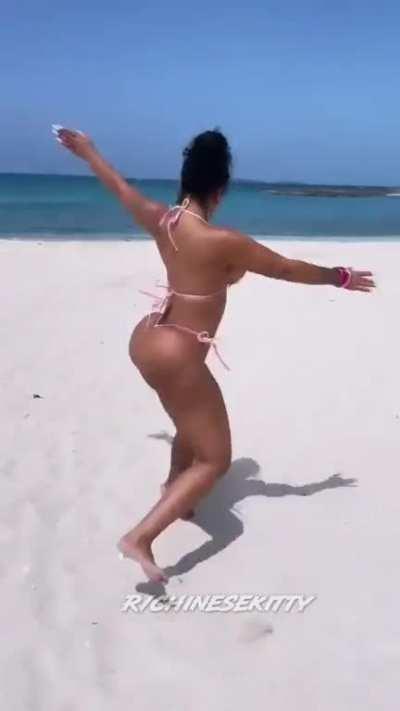 Throw🔙: Double Cheeked Up On A Thursday Afternoon