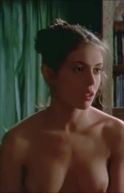 Alyssa Milano getting rid of her bra