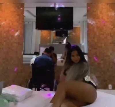 Hj vc sai desse motel de cadeira de rodas!