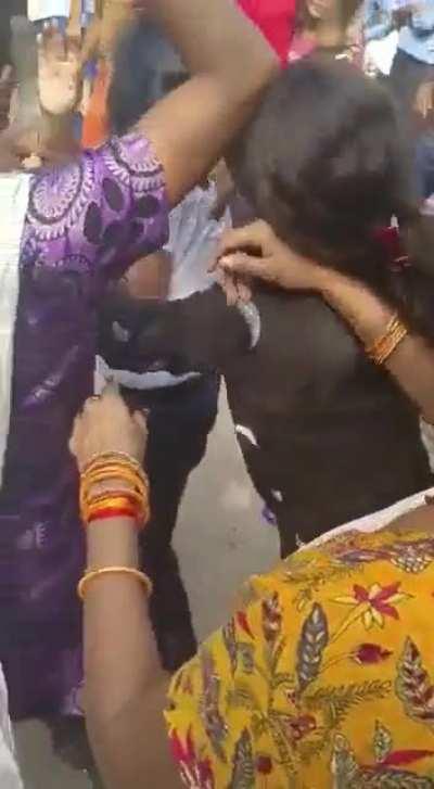 Title maar kha raha hai!