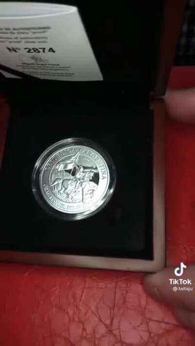 Moneda nacional coleccionable de plata y a color.