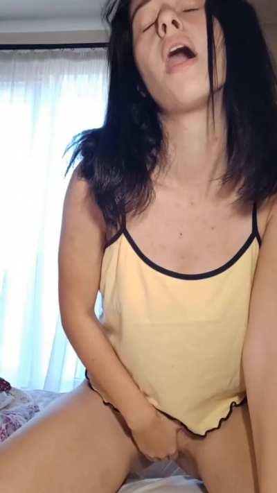 ever seen a 18 year old rub her pussy to orgasm? 🤭