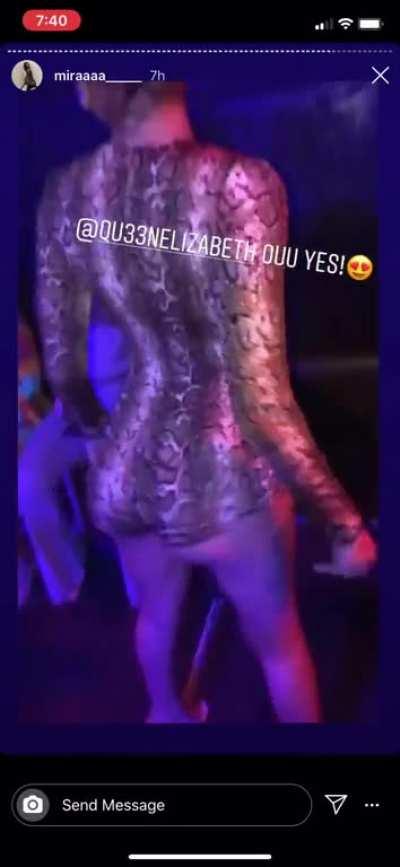 When she bends over 🤤🤤🤤