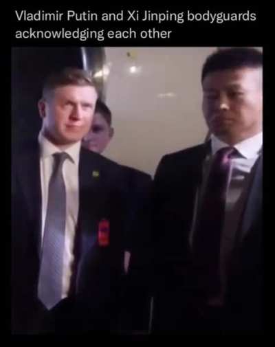 Vladimir Putin & Xi Jinping bodyguards acknowledging eachother