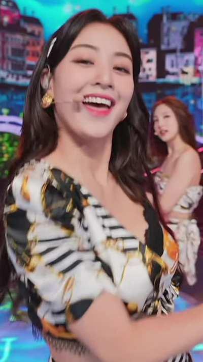 Jihyo - yellow, black & white outfit, alcohol free performance, 210620, KNN SBS UHD.Inkigayo