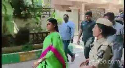 Overaction baaga chestundi