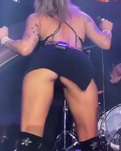 Miley Cyrus knows how to please a crowd. I want to sniff that Gap...Looks Tasty