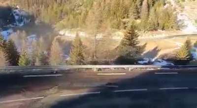 Низко пошел, к дождю.