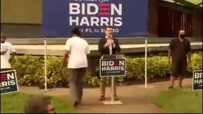 Florida MAGA man heckles Pete Buttigieg, who straight up handles it